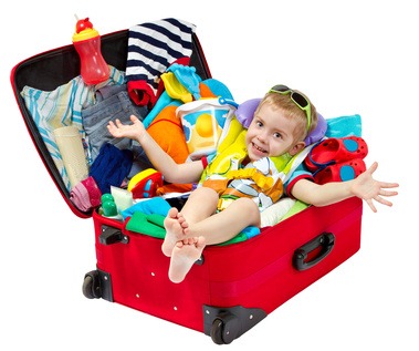 Un enfant dans les bagages pour les vacances