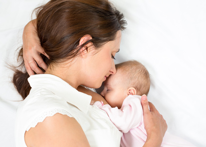 une maman heureuse qui allaite son bébé