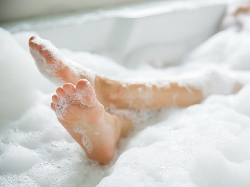 Prendre un bon bain chaud pour se relaxer après une grosse journée de travail