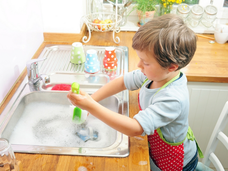 Confiez certaines tâches ménagères à vos enfants 